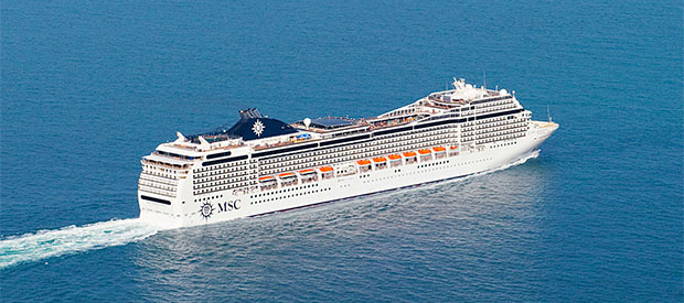 Cruceros Transatlánticos, barco surcando el océano Atlántico. SoloCruceros.com