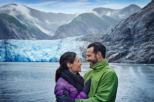 Pareja disfrutando de un glaciar de Alaska. SoloCruceros.co