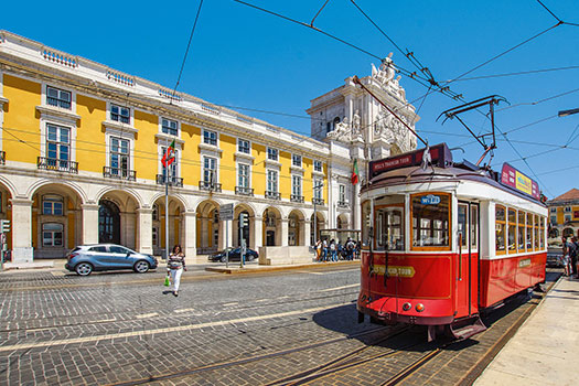 Tranvía amarillo en la Praça do Comércio, Lisboa. SoloCruceros.com