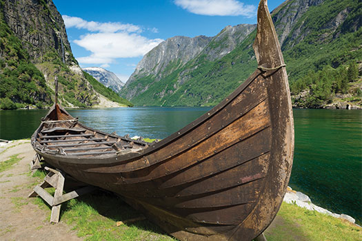 Barco vikingo en los Fiordos Noruegos. SoloCruceros.co Barco vikingo en los Fiordos Noruegos. SoloCruceros.co