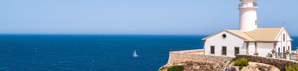 Faro en Mallorca, cruceros Mediterráneo. SoloCruceros.com